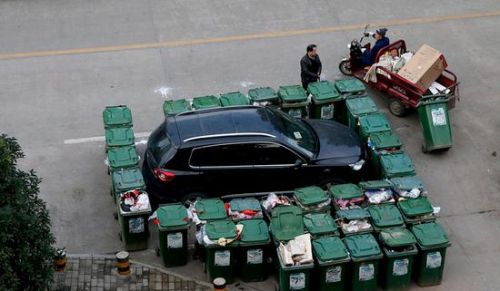 汽車被垃圾桶包圍是被惡搞還是得罪人了？